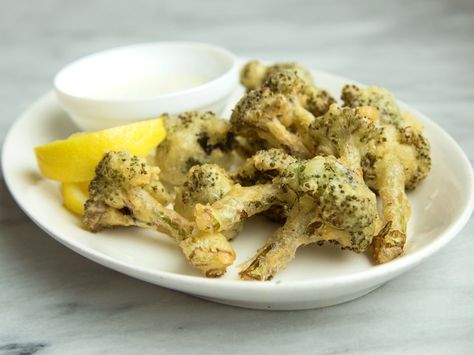 Fried Broccoli | This fast, super-easy fried broccoli recipe has just three steps. Learn how to make it at Food & Wine. Essen, Deep Fried Broccoli Recipe, Deep Fried Broccoli, Tempura Recipe, Endive Recipes, Deep Fried Appetizers, Creamy Broccoli Soup, Broccoli Nutrition, Pasta Vegetariana