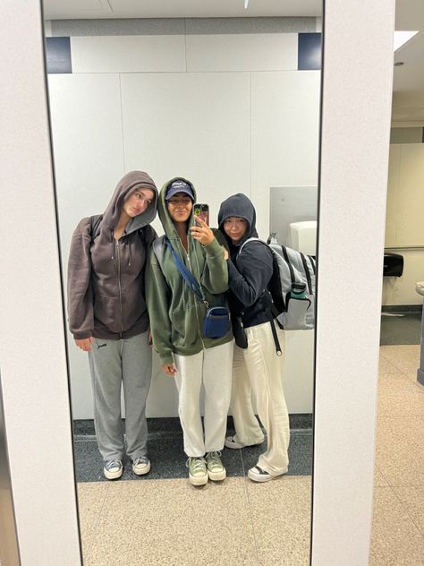 traveling with friends aesthetic Trio Travel Aesthetic, Flying With Friends, Airbnb With Friends Aesthetic, Hotel Pics With Friends, Hotel With Friends Aesthetic, Plane With Friends, Backpack Travel Aesthetic, Group Trip Aesthetic, Traveling With Friends Aesthetic