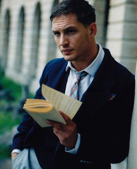 Guys Reading Books, Hot Celebrity Guys, Celebrities Reading, Men Tumblr, Guys Read, Celebrities Then And Now, Celebrity Guys, Hottest Male Celebrities, Celebrity Dads