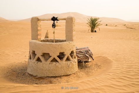 A well in the desert Erg Chebbi, southeastern Morocco. Block Photography, Jak & Daxter, Water Scarcity, Desert Photography, Living Water, Water Well, Cinematic Photography, The Little Prince, In The Desert