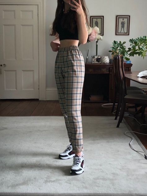 👖 Our women's grey tartan trouser is made using cotton blend material. These long trousers have a classic and vintage look thanks to the rich plaid patterns. Put on these relaxed trousers and you'll be ready to take on the world. They are ideal for matching shirts and T-shirts and are also ideal for weekend casual wear. 👖 These custom-made trousers are ideal for Christmas, but they are also appropriate for leisure, office, business, basic style, party, outdoor, daily wear, holiday, home, and other occasions. With these pants, you can take your weekend and office looks to the next level. Simple to coordinate with other clothing and accessories. ✅ MEASUREMENTS: * Hip: 36 waist: 24 - size 4 * Hip: 36 waist: 25 - size 6 * Hip: 38 waist: 26.5 - size 8 * Hip: 40 waist: 28 - size 10 * hip: 42.5 Check Pants Outfit, Trousers Women Outfit, Trouser Women, Grey Pants Outfit, Plaid Pants Outfit, Tartan Trousers, Elegant Trousers, Plaid Pants Women, Checkered Trousers