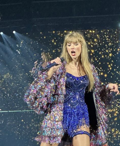 Midnights Tour Outfits, Karma Eras Tour, Midnights Wallpapers Taylor Swift, Taylor Swift Midnights Outfits, Taylor Swift Glitter, Taylor Swift Midnights Eras Tour, Taylor Swift Eras Tour Aesthetic, Karma Jacket, Taylor Swift Eras Tour Wallpaper