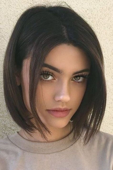 Bob Choppy Layers, Dark Brown Bob, Shoulder Length Bob Haircut, Kelsey Calemine, 2019 Hairstyles, Brown Bob, Triangle Hair, Choppy Layers, Geometric Hair Clip