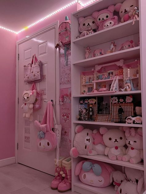 Dolly Room, Sanrio Bedroom, Sanrio Room, Hello Kitty Room Decor, Kawaii Room Ideas, Hello Kitty Bedroom, Cat Bedroom, Chambre Inspo, Kawaii Bedroom