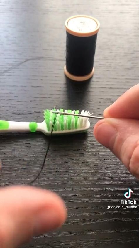 Place the needle over the thread on the toothbrush and then pull up. How To Thread, Knitting Hacks, Sewing Machine Basics, Sewing Tutorials Clothes, Dresses Aesthetic, Couture Sewing Techniques, Summer Decorating Ideas, Diy Clothes Life Hacks, Tile Shower Ideas