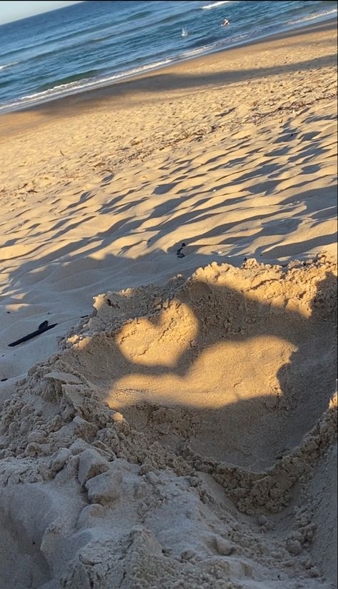 love heart hand shadow in sand Rio De Janeiro, Relationship Beach Aesthetic, Summer Romance Aesthetic Beach, Beach With Boyfriend Aesthetic, Couple In Beach Aesthetic, Surfer Boyfriend Aesthetic, Beach Romance Aesthetic, Beach Love Aesthetic, Beach Boyfriend Aesthetic