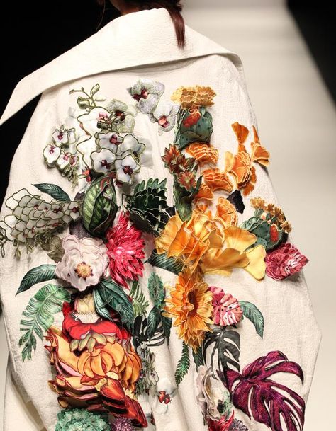 Nguyen Cong Tri | NOT JUST A LABEL Tokyo Fashion, Cong Tri, Moda Floral, Couture Embroidery, Couture Details, Floral Fashion, Embroidery Fashion, Mode Vintage, Mode Inspiration