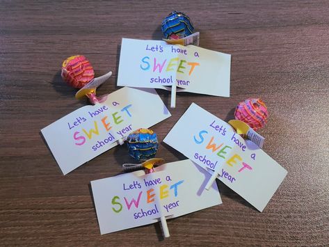 Diy gift for students, lollipop gift, teacher gift ideas Lollipop Ideas Gift, Diy Gifts For Students, Valentines Candies, Student Welcome Gifts, School Gifts For Students, Creative Teachers Gifts, Lollipop Craft, Back To School Gifts For Kids, Lollipop Decorations