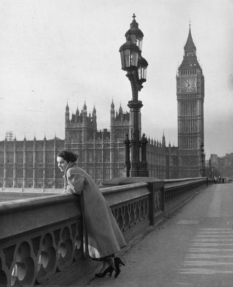 Rare pictures of Elizabeth Taylor, including this one of her as a young girl in London Ulsan, Elizabeth Taylor Movies, Yorkshire Rose, Unseen Images, Westminster Bridge, London Aesthetic, London Poster, London Baby, London Photography