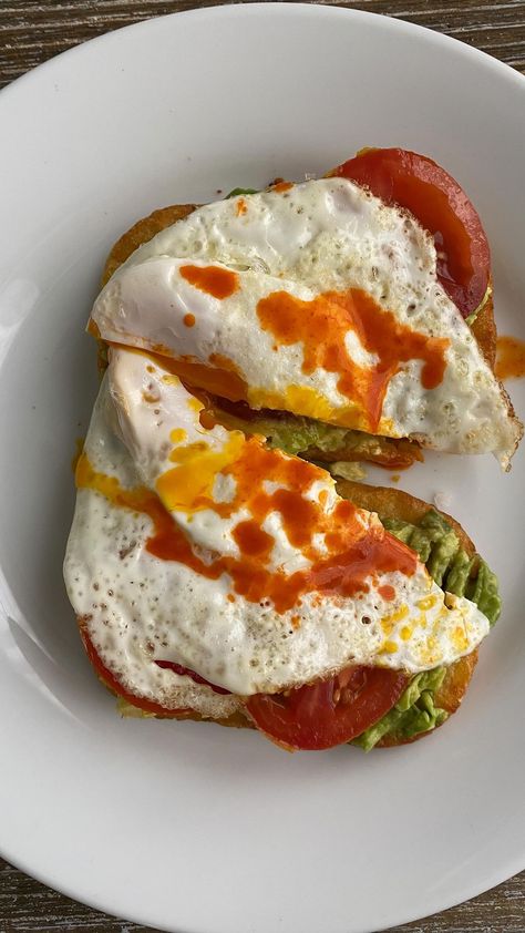 zestmylemon on Instagram: I gave the viral hash brown avocado toast a try. I added tomato 🍅, an over easy fried egg 🍳 and hot sauce 🌶 and it was so good! 🥑… Breakfast Egg Tomato, Essen, Eggs And Hot Sauce, Hash Brown Breakfast Ideas, Health Breakfast Ideas Quick, Egg Lunch Ideas, Egg Toast Breakfast, Fried Egg On Toast, Egg Sauce