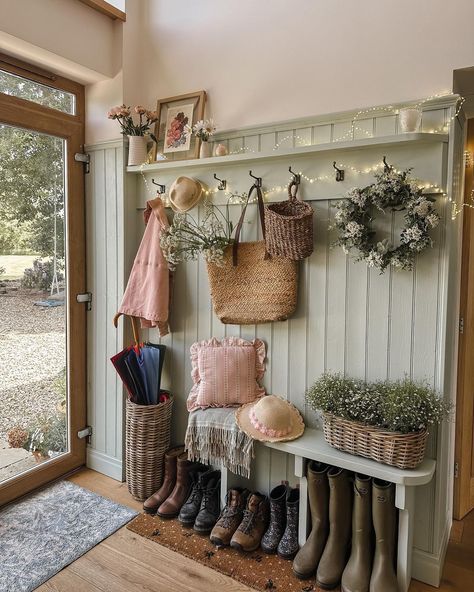 Farmhouse Decor On Top Of Cabinets, Western Farmhouse Aesthetic, Cute Farmhouse Interior Design, Sunroom Bookshelf Ideas, Natural Home Inspiration, Small French House Interior, House Interior Budget, How To Make My House More Cozy, Humble Country Home