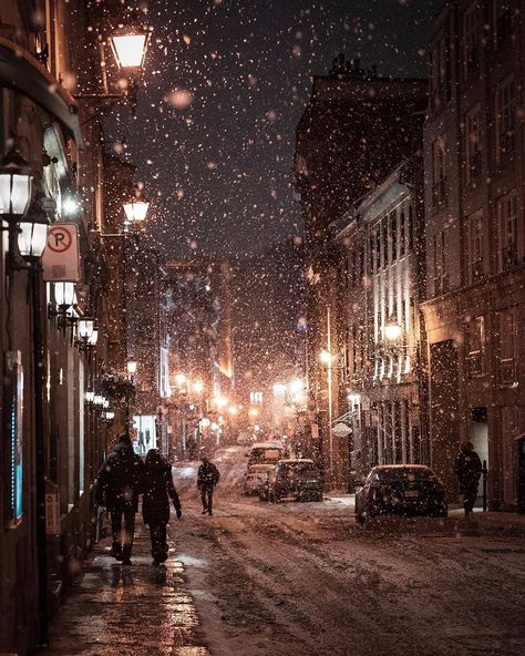 Montreal Prodigies on Instagram: “The best night walks are when big snowflakes are slowly falling down the sky. When sound is absorbed by the snow and it's calm. Nothing…” Aesthetic Wallpaper Ipad, Fotografi Kota, Wallpaper Ipad, Christmas Phone Wallpaper, Winter Wallpaper, Winter Scenery, Winter Aesthetic, City Aesthetic, Christmas Aesthetic