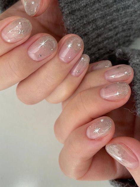 shimmery gray ombre short nails with subtle sparkles Pink Korean Nail Art, Grey And Pink Nail Designs, Winter Korean Nails, Gray Winter Outfits, Korean Winter Nails, Gel Nails Silver, Classy Looks, Silver Nail Art, Formal Look