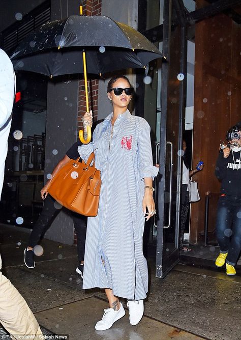 Not weather-ready: She failed to combat the intermittent showers in the best way, but at l... Shirt Over Dress Outfit, Unbuttoned Shirt, Rihanna Show, Rihanna Street Style, Mode Rihanna, Inspiration Dress, Rihanna Looks, Shirt Dress Outfit, Shirt Dress Summer