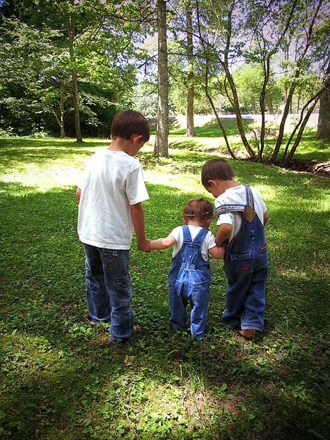 2 brothers + 1 baby sister = too cute!    must do something like this :) Sister Pictures Aesthetic, 2 Brothers 1 Sister Pictures, Bed Image, Siblings Photos, 3 Brothers, 2 Brothers, Sister Photography, Sibling Photos, Sister Pictures