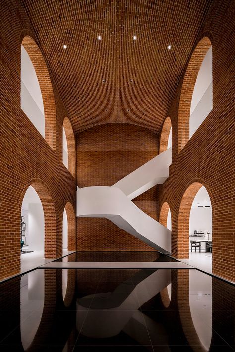 Peaceful Space, تصميم داخلي فاخر, Functional Artwork, Brick Architecture, Store Design Interior, Brick Building, Brick And Stone, Red Bricks, Facade Design