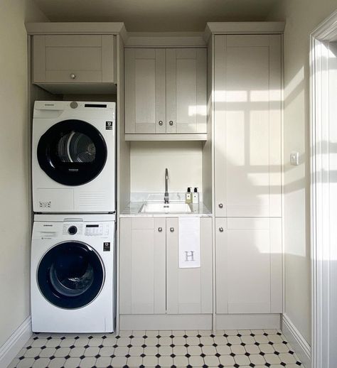 Polubienia: 1,827, komentarze: 48 – Wren Kitchens (@wrenkitchens) na Instagramie: „Sometimes the best things really do come in small packages! compact doesn't have to mean boring…” Conservatory Laundry Room Ideas, Basic Utility Room, Organisation, Utility Room Size, Small Utility Pantry Room Ideas, Light Utility Room, Square Utility Room Ideas, Small Utility Room Ideas With Toilet, Utility Room Garage