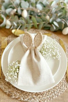 Easter Dinner Decor, Farmhouse Easter Decor Ideas, Natural Easter Decor, Easter Hosting, Neutral Easter Decor, Modern Easter Decor, Easter Decor Ideas, Creative Easter Eggs, Modern Easter