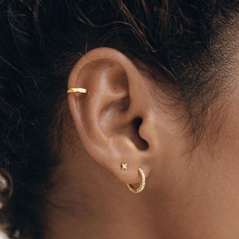 No piercing? No problem! Our Ear Cuff lets you accessorize without the commitment of piercings. And it looks awesome when paired with other hoops and studs! Sold as a single piece. How to wear it: slide the cuff on to your ear the thinnest part (usually toward the top), and then slide it down until it sits snugly. Ear Earrings Piercings, Stud And Hoop Ear Piercing, Pirsing Ear, Ear Piercings Women, Ear Piercing Women, Gold Ear Piercings, Minimalist Piercings, Earing Piercing, Two Ear Piercings