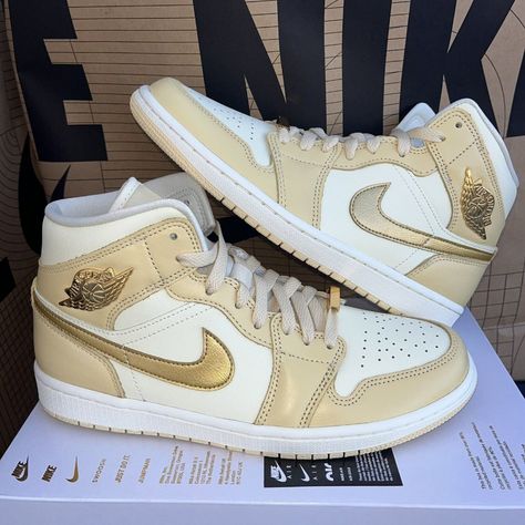 New Nike Air Jordan 1 Mid Se Pale Vanilla Metallic Gold Fb9892-200 Women Brand New With Box Box Has No Lid Authentic Jordan Gold, Nike Shoes New, Air Jordan 1 Mid Se, Nike Air Jordan 1 Mid, Classy Prom Dresses, All Nike Shoes, Gold Sneakers, Nike Gold, Nike Air Jordan 1