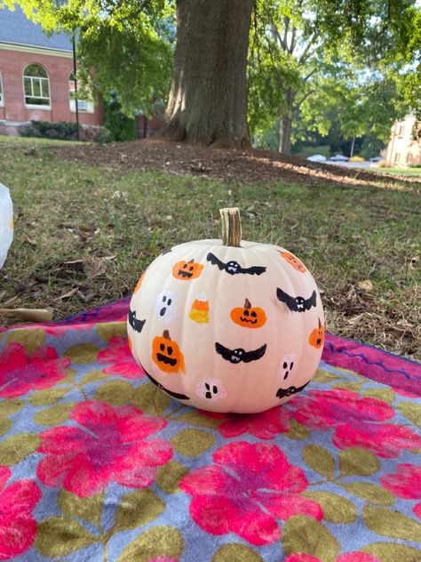 Cute Small Pumpkin Painting Ideas, Botana Halloween, Pumpkin Painting Ideas Simple, Pumpkin Paints, Aesthetic Pumpkin Painting, Pumpkin Painting Ideas Cute, Pumpkin Painting Ideas Easy, Halloween Pumpkin Painting Ideas, Pumpkin Drawings