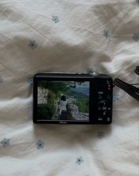 Kawaii, Camera Story Instagram, Nikon Camera Aesthetic, Mini Camera Aesthetic, Coquette Bed Sheets, Coquette Camera, Coquette Bed, France Photoshoot, Digital Camera Aesthetic