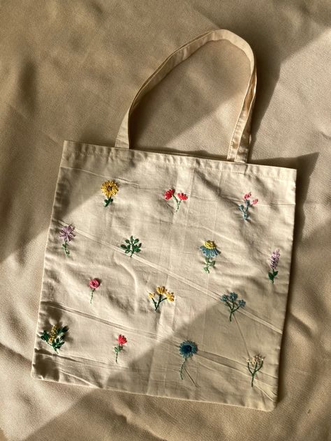 Hand embroidered tote bag with lining! #handembroiderypatterns #handembroiderytutorial #handembroiderystitches #totebagdesign #totebagpattern Crochet Flower Bag, Easy Crochet Top, Handbags Trendy, Handpainted Tote Bags, Crochet Top Patterns, Desain Tote Bag, Tote Bag Canvas Design, Flower Tote Bag, Flower Tote