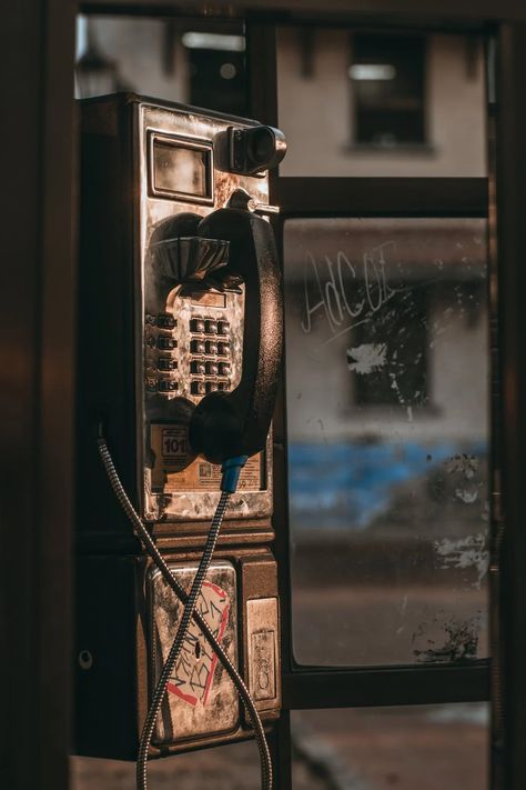 Record Players, Whats Wallpaper, Wow Photo, Telephone Booth, Retro Photography, Phone Booth, Cinematic Photography, Retro Wallpaper, Record Player