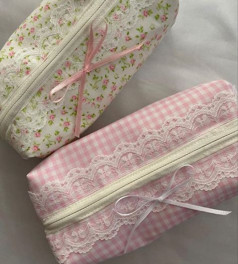 Just Girly Things, Sewing Aesthetic, Diy Makeup Bag, Drømme Liv, Hemma Diy, Bags Aesthetic, Pretty Bags, Makeup Pouch, Pink Princess