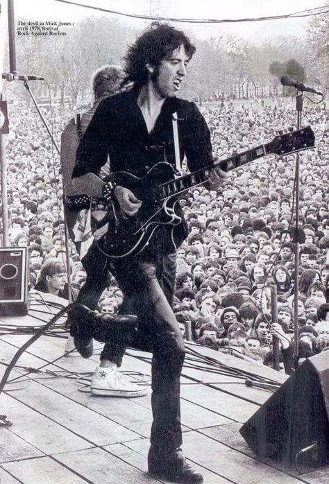Mick Jones Guitar Shredding, Punk Rock Concert, Feel Photo, Mick Jones, 70s Punk, Joe Strummer, Concert Photos, Punk Art, Musica Rock