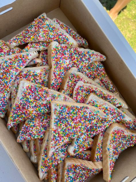 Essen, Fairy 1st Birthday Party Food Ideas, Fairy Bread Aesthetic, Fairy Bread Platter, Aussie Birthday Party, Birthday Snack Food, Aussie Party Food, Fairy Bread Australian, 1st Birthday Snacks