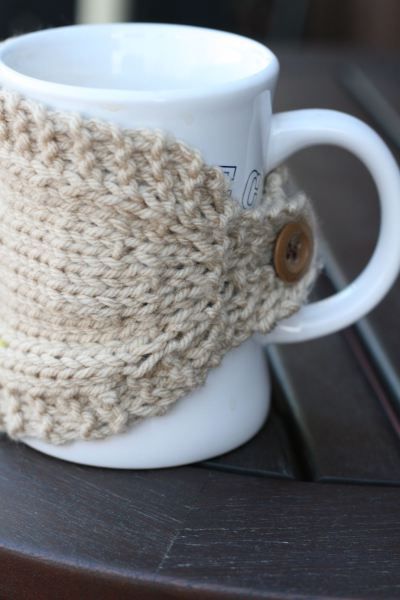 Knitted mug cozy. I can totally knit this! Knit Coffee Cozy Pattern, Knit Cup Cozy, Knit Coffee Cozy, Coffee Cozy Pattern, Mug Cozy Pattern, Knitted Gifts, Crochet Mug Cozy, Mug Cozy, Knit Crafts