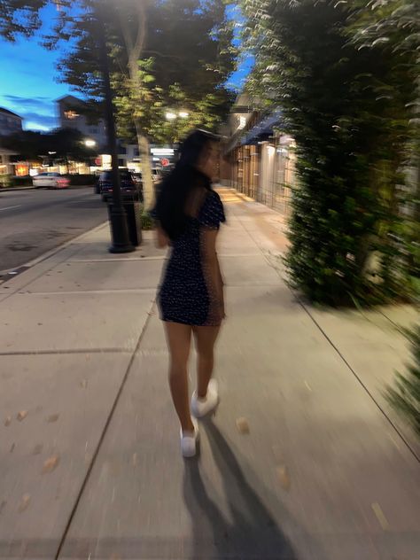 Pic faceless Faceless Pics Aesthetic For Insta, Pic Aesthetic Dark, Brunette Girl Faceless, Girl Blurry Aesthetic, Faceless Pic Ideas, Brunette Faceless, Casual Insta Pics, Aesthetic Faceless Pics, Blurry Pic Aesthetic