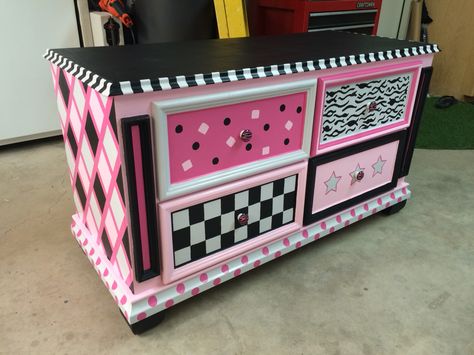 Dresser Makeover Colorful, Dresser Painting Ideas Aesthetic, Hand Painted Dressers Bohemian, Aesthetic Furniture Diy, Fun Dresser Painting Ideas, Diy Shelf Painting Ideas, Cool Dressers, Cool Dresser Ideas, Hand Painted Dresser Ideas