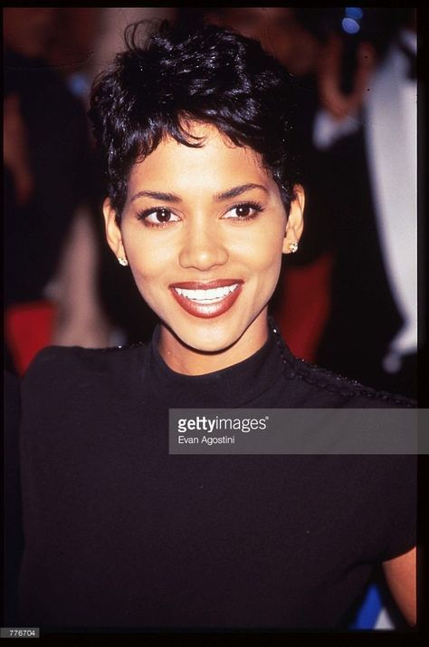 Actress Halle Berry stands at the Essence Awards April 26 1996 in New... News Photo | Getty Images Halle Berry, African Americans, Halle Berry 90s, Hally Berry, Halle Berry Style, Halle Berry Hot, Hale Berry, New News, Cat Women