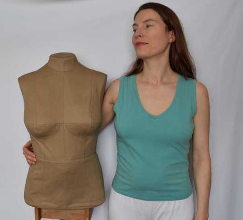 NOTE: 5 parts. Good tutorial, tips. Read and print all. 1st form is mold for final/inside form. Couture, Dress Form Mannequin Diy, Custom Dress Form, Sewing Dress Form, Sewing Dress, Dress Form Mannequin, Corset Pattern, Diy Clothes Design, Paper Dress