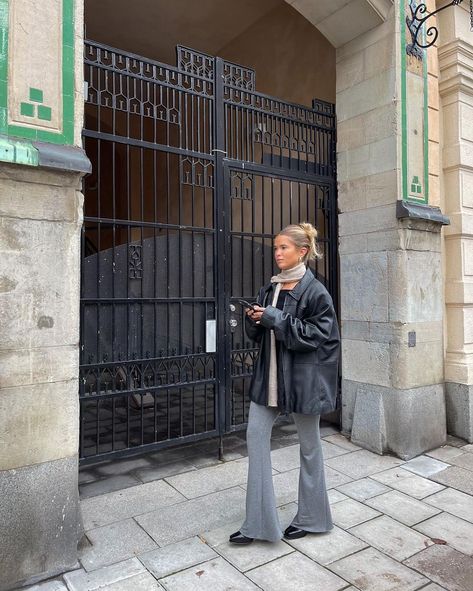 MATILDA DJERF on Instagram: “woke up and convinced myself that I love rainy days” Grey Flares Outfit, Grey Flare Pants Outfit, Black Flare Outfit, Flare Jeans Winter, Flare Jeans Outfit Winter, I Love Rainy Days, Rainy Weather Outfits, Flared Leggings Outfit, Aritzia Outfit