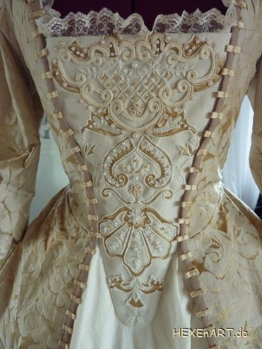 Elizabeth Swan 1700's Dress Front Stomacher Detail Elizabeth Swann Costume, 1700s Dress, Istoria Modei, Gaun Abad Pertengahan, 1700 Fashion, Historical Gowns, Elizabeth Swann, 18th Century Dress, Rococo Fashion