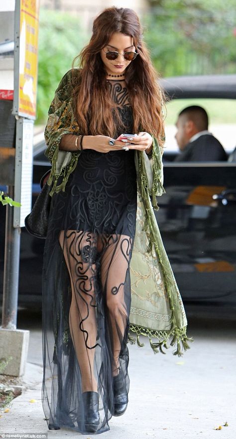 Hippie hippie chic: Elements of the 24-year-old actress outfit embraced gypsy culture Estilo Vanessa Hudgens, Look Hippie Chic, Vanessa Hudgens Style, Look Grunge, Stile Boho Chic, Festival Mode, Interior Boho, Look Boho Chic, Hippie Stil