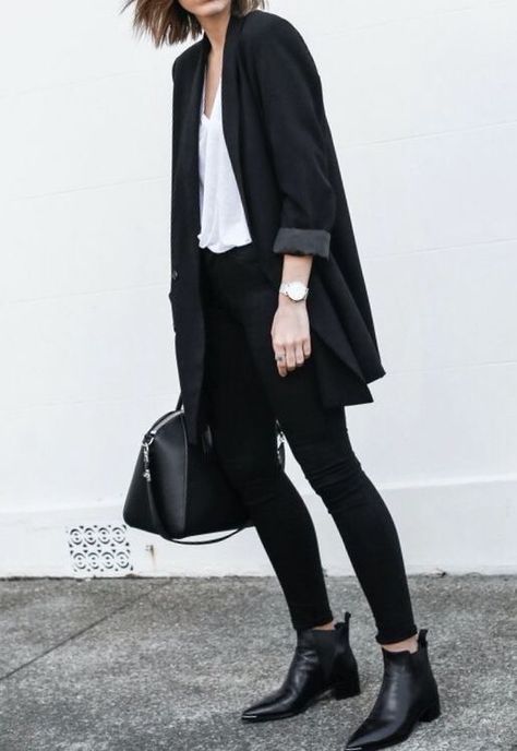 MINIMAL + CLASSIC: Modern Legacy Minimalista Sikk, Svarta Outfits, Minimal Stil, Minimalist Moda, Stile Casual Chic, Cooler Style, Looks Street Style, Looks Black, Inspiration Mode