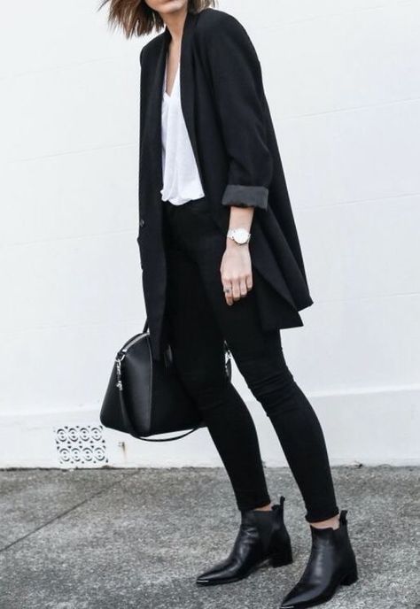 MINIMAL + CLASSIC: Modern Legacy Minimalista Sikk, Svarta Outfits, Minimal Stil, Minimalist Moda, Stile Casual Chic, Cooler Style, Looks Street Style, Looks Black, Minimal Chic