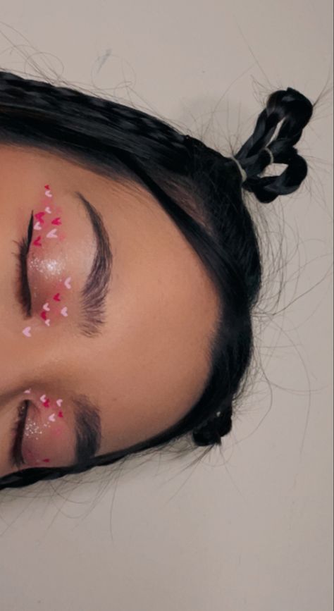 Love Heart Makeup Looks, Pink Makeup Looks With White Eyeliner, Pink Make Up Ideas Simple, Pink Makeup Valentines Day, Cute Valentine’s Day Make Up Looks, Valentine Make Up Looks, 2000s Pink Makeup Look, Cute Heart Makeup Looks, Cute Valentine Makeup Looks