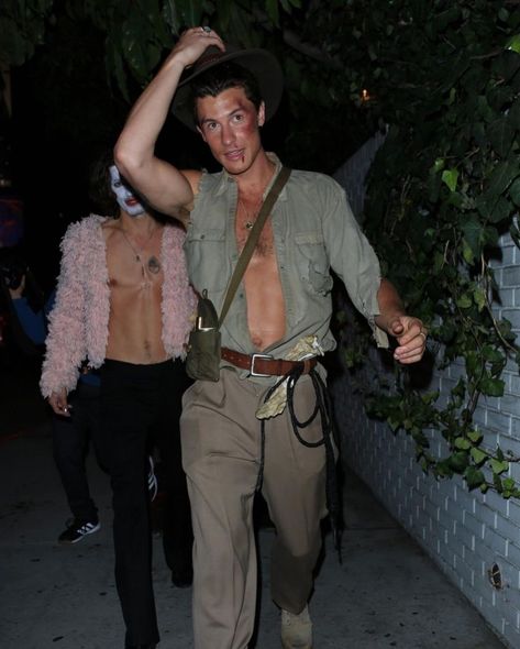 Male Celebrity Costume Ideas, Male Carrie Halloween Costume, Hot Masc Halloween Costumes, Unique Male Halloween Costumes, Y2k Halloween Costume Men, Solo Male Halloween Costumes, Aesthetic Male Halloween Costumes, Creative Men Costumes, Cute Halloween Costumes For Men