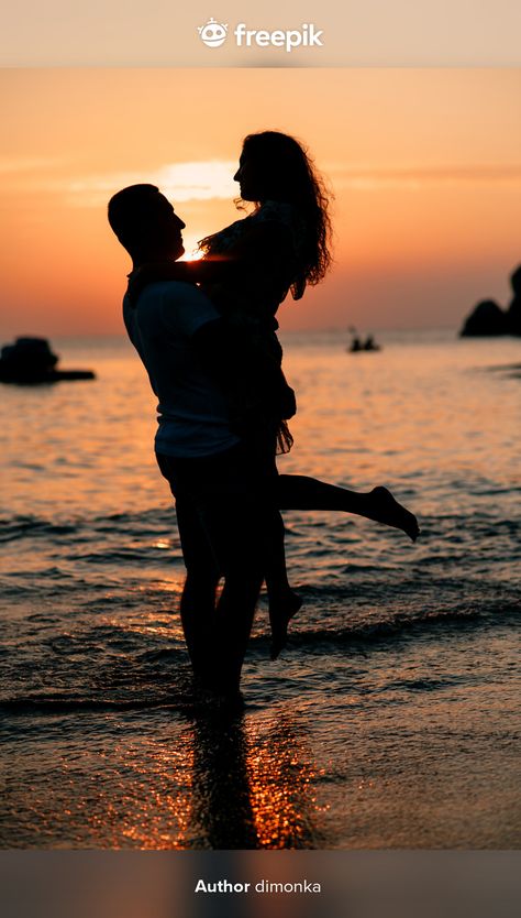 Silhouette D'un Couple Amoureux Au Couch... | Premium Photo #Freepik #photo #personnes #eau #amour #femme Sunset Guy Photo, Silhouette Couple, Couple Travel Photos, A Couple In Love, Couple Beach Photos, Photo People, Dream Pictures, Couple Silhouette, Romantic Sunset