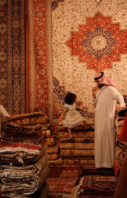 Eastern Wallpaper, Arab Photography, Arabic Market, Saudi Culture, Middle East Clothing, Arabian Culture, Middle East Map, Middle East Culture, South Asian Aesthetic