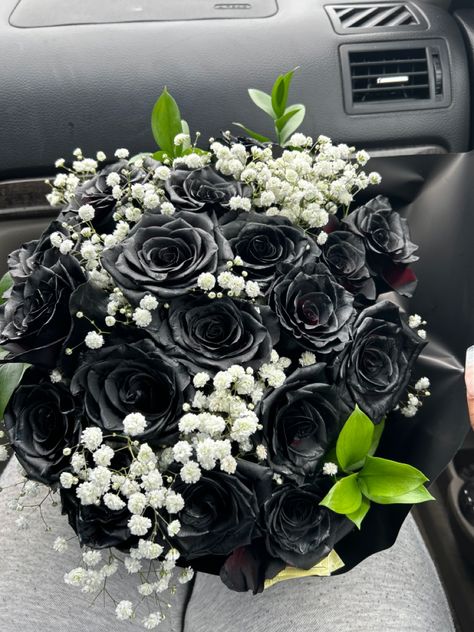 Black Prom Bouquet Ideas, Black Roses Wedding Bouquet, Black Rose Bouquet Gift, Black Flower Bouquet Aesthetic, Black Flowers For Wedding, Black And White Flowers Bouquet, Black Rose Arrangements, Black Glitter Roses Bouquet, Black And White Roses Bouquet