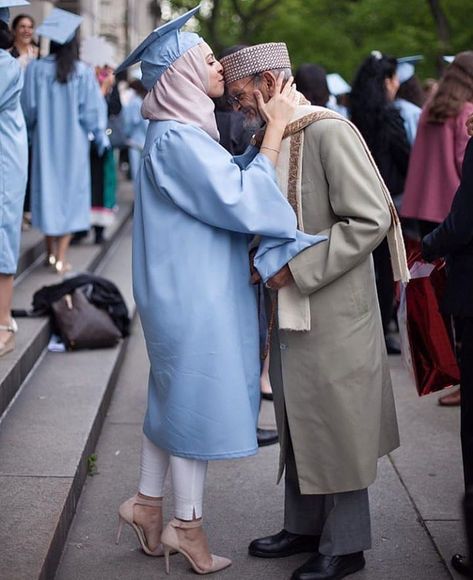 Graduation Pictures With Parents, Muslim Swimwear, Graduation Photography Poses, Hijab Look, Hijab Trends, Mode Turban, Graduation Picture Poses, Perfect Tan, Graduation Photoshoot