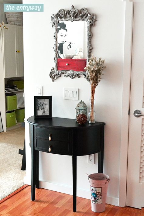 Small Apartment Living Door Entry Table, Inside Apartment, Entry Table Ideas, Small Apartment Entryway, Small Foyer Decorating, Tiny Entryway, Table And Mirror, Front Door Entry, Entryway Decor Small