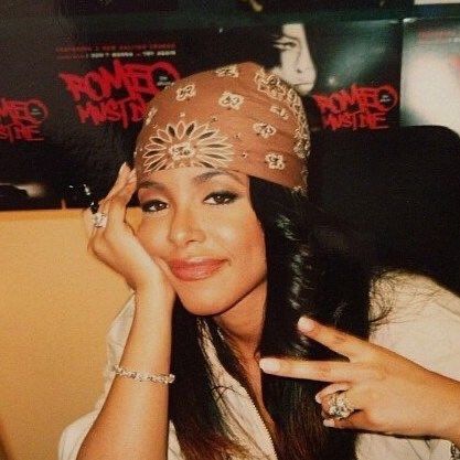 nat on Twitter: "she was so gorgeous🥺 #Aaliyah19years… " Celebrity 2000s, Aaliyah Wallpaper, 2000s Celebrity Fashion, Aaliyah 90s, Mode Old School, Estilo Chola, 00s Mode, Hiphop Dance, Rachel Green Outfits