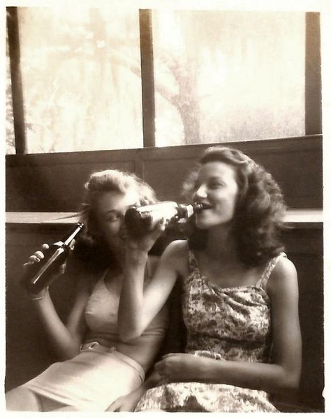 35 Submitted Snapshots That Show How Our Beloved Grandmothers Looked Like From the 1940s ~ vintage everyday Ghost Pictures, Metal Girlfriend, Cool Snaps, Punk Magazine, Then And Now Pictures, 1950’s Style, Vintage Couples, Good Girls, Popular Dog Breeds